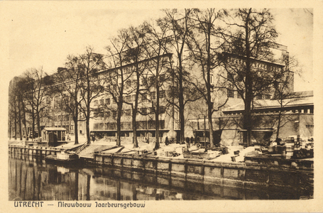 5014 Gezicht op de achtergevel van het 1e Jaarbeursgebouw (Vredenburg) te Utrecht met op de voorgrond de ...